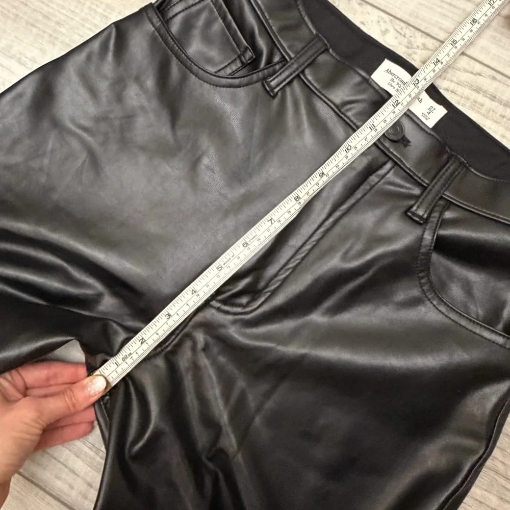 Abercrombie & Fitch Curve Love Vegan Leather 90s Straight Pant Black Size 27 - Picture 8 of 9